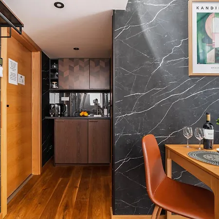 Winieckiego 300m From 公寓式酒店